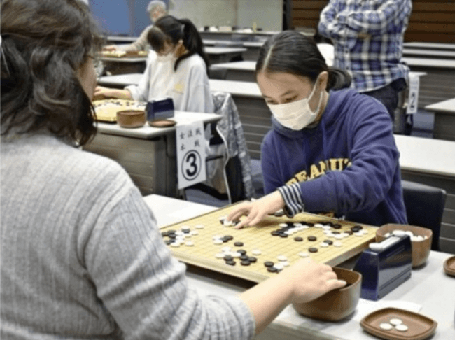 相原愛弥さん甲府優勝 県女流囲碁１２人が熱戦