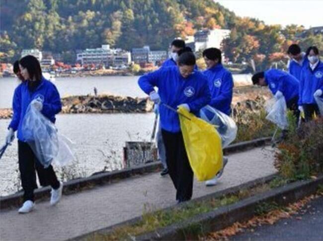 河口湖畔で清掃活動