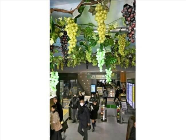 ブドウ棚通路照らすJR石和温泉駅